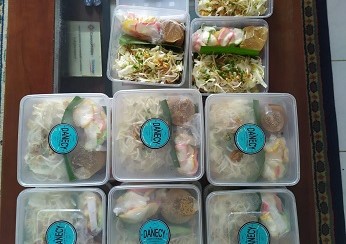 ini packing tahu u jarak jauh .. Kuliner daerah yg kita angkat. Kl u sekitar sini wilayah kita pakai bungkus biasa kertas dialasi daun pisang---